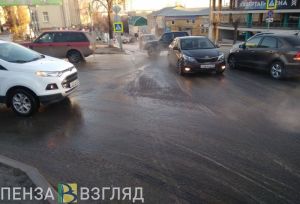 По улице Володарского в Пензе стекает бурный поток. Видео