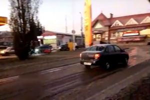 В Пензе водой из прорванной трубы залило Революционную улицу. Видео