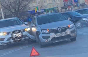 В Пензе на проспекте Строителей столкнулись две иномарки