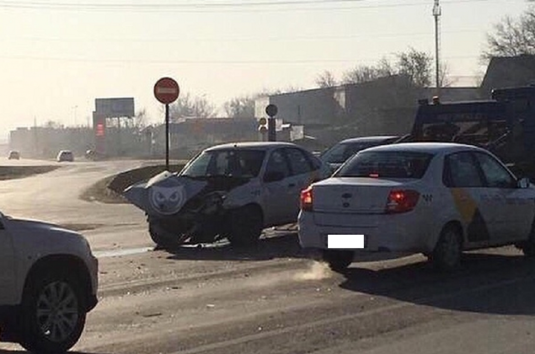 В Пензе автомобиль «Яндекс. Такси» попал в ДТП и остался без «носа»