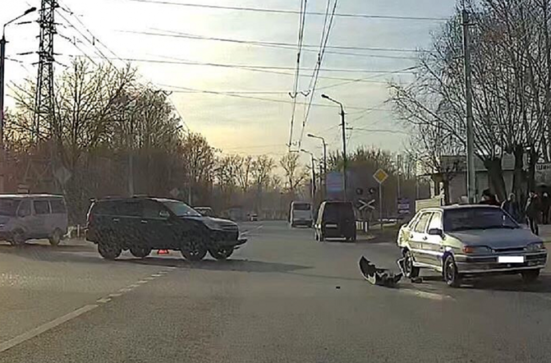На Южной поляне в Пензе джип остался без бампера и перегородил дорогу