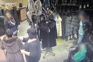 В Пензе мужчина смог запихнуть под куртку две норковых шубы