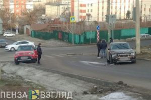 На фото попали последствия жесткого ДТП с двумя иномарками в Пензе