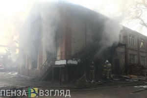 Появились фото пожара в Кузнецке, где загорелся поролон