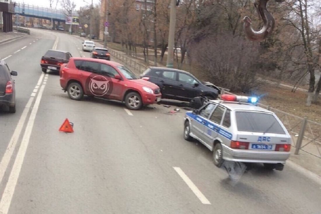 В результате ДТП иномарка влетела в ограждение на Злобина в Пензе