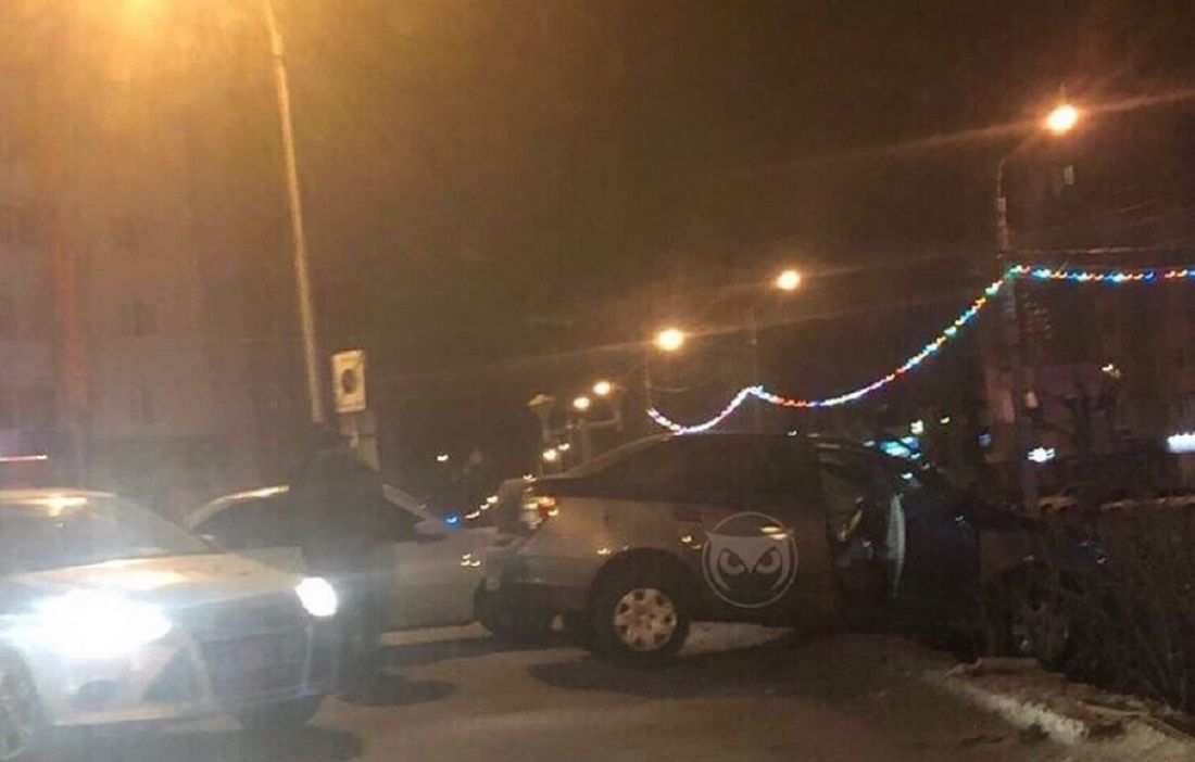 В Пензе водитель, уходивший от погони, вылетел на машине в кювет