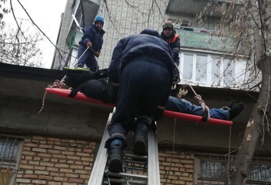 В Пензе с балкона пятого этажа упал мужчина