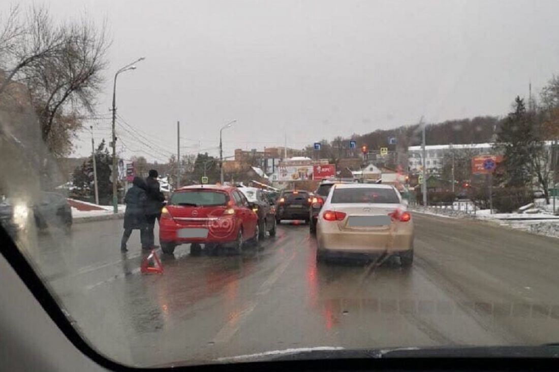 Авария в центре Пензы затормозила движение транспорта