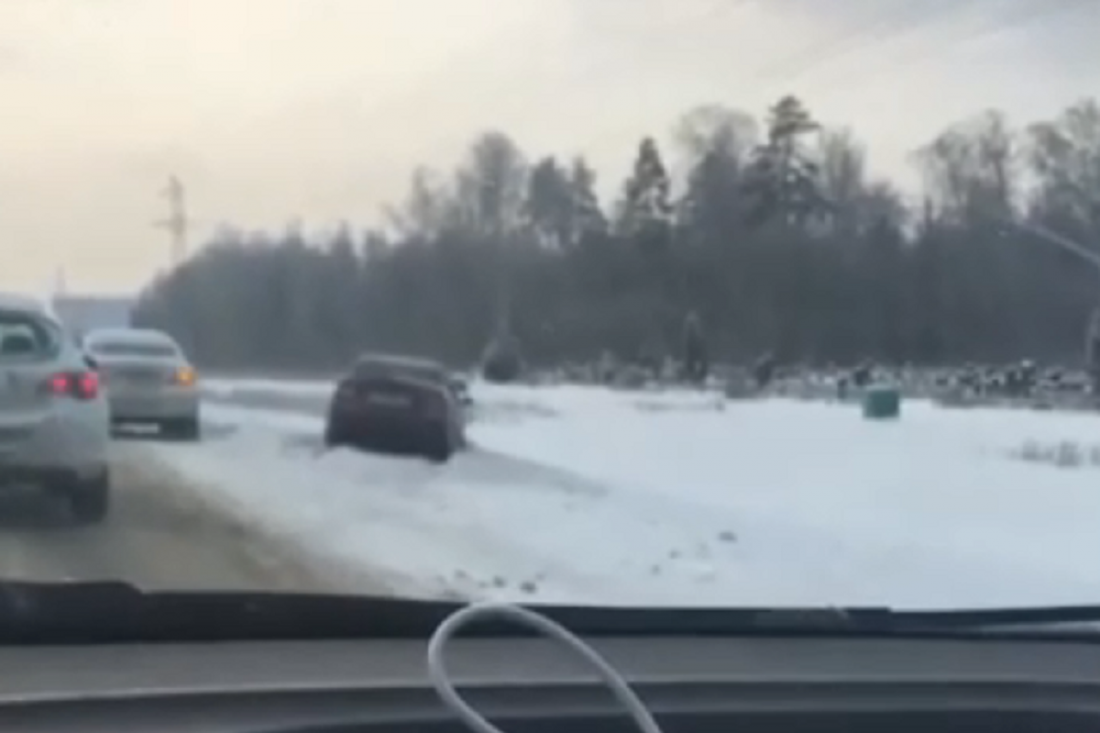 В Пензе авто улетело в заснеженный кювет. Видео
