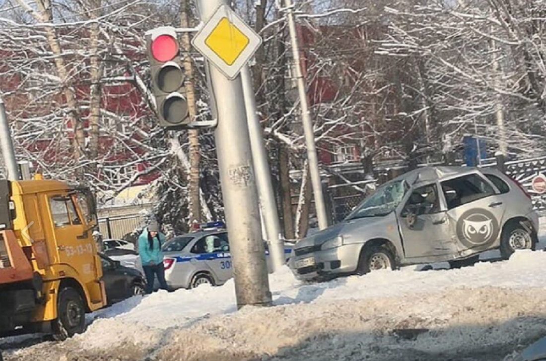 На проспекте Победы в Пензе у легковушки вмяло двери
