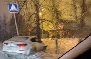 В пензенской Веселовке за пределы дороги вылетел автомобиль «Яндекс Такси»