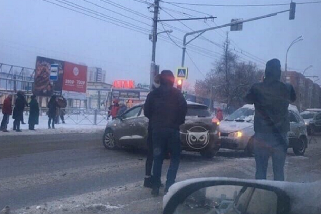 Две столкнувшиеся иномарки перегородили дорогу в Пензе