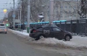 На улице Суворова в Пензе автомобиль врезался в столб. Видео