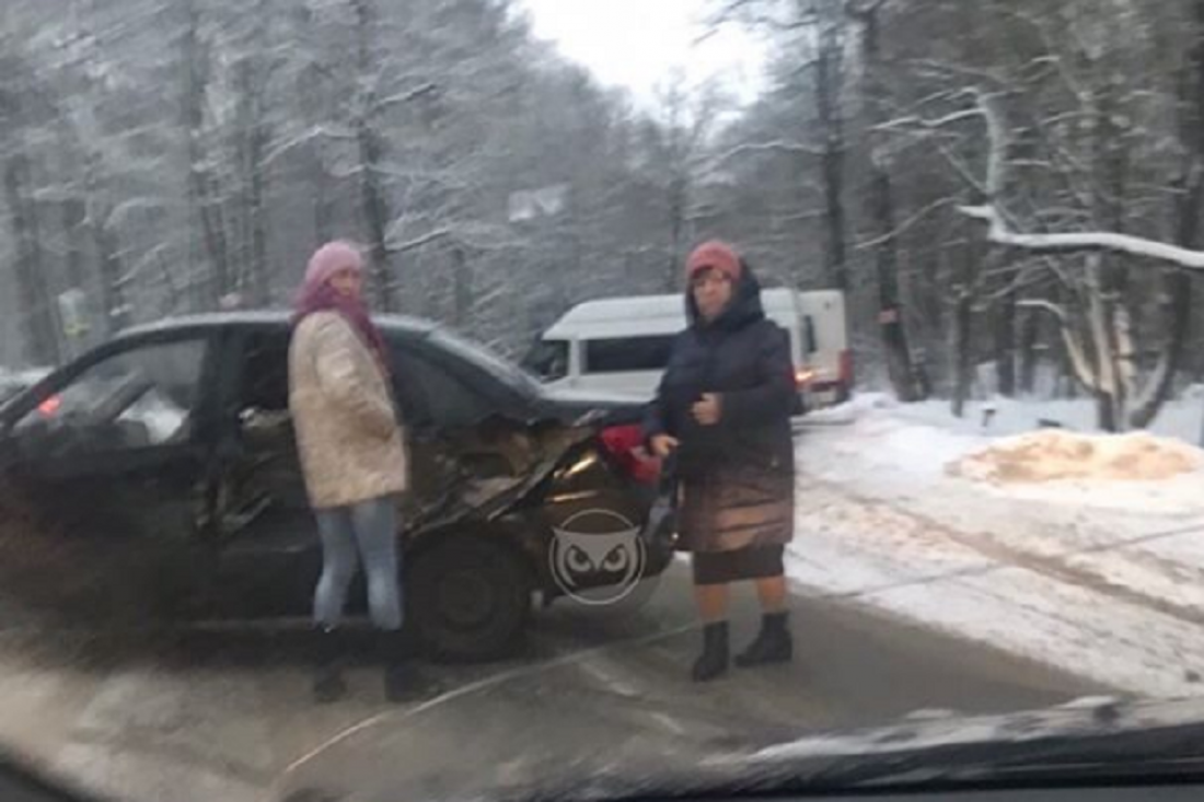 На Западной поляне в Пензе трактор искорежил «Гранту». Фото