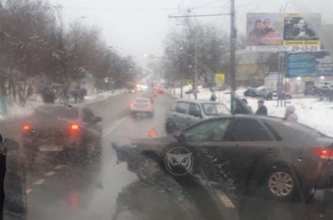 На улице Бекешской в Пензе дорогу преградил легковой автомобиль