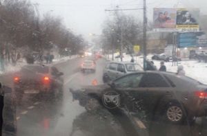 На улице Бекешской в Пензе дорогу преградил легковой автомобиль