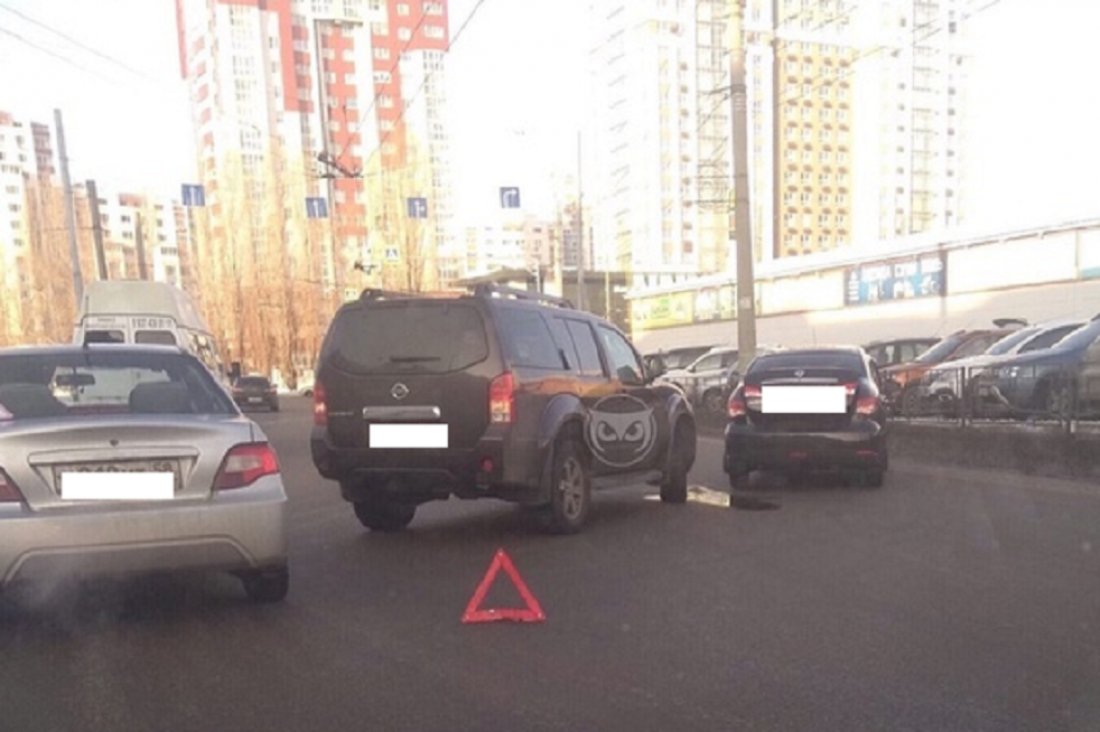 Столкнувшиеся в пензенском микрорайоне Арбеково иномарки перегородили дорогу