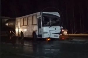 На федеральной трассе в Пензенской области столкнулись фура и автобус