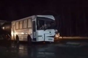 Опубликовано видео с места столкновения автобуса и грузовика с цистерной в Пензенской области