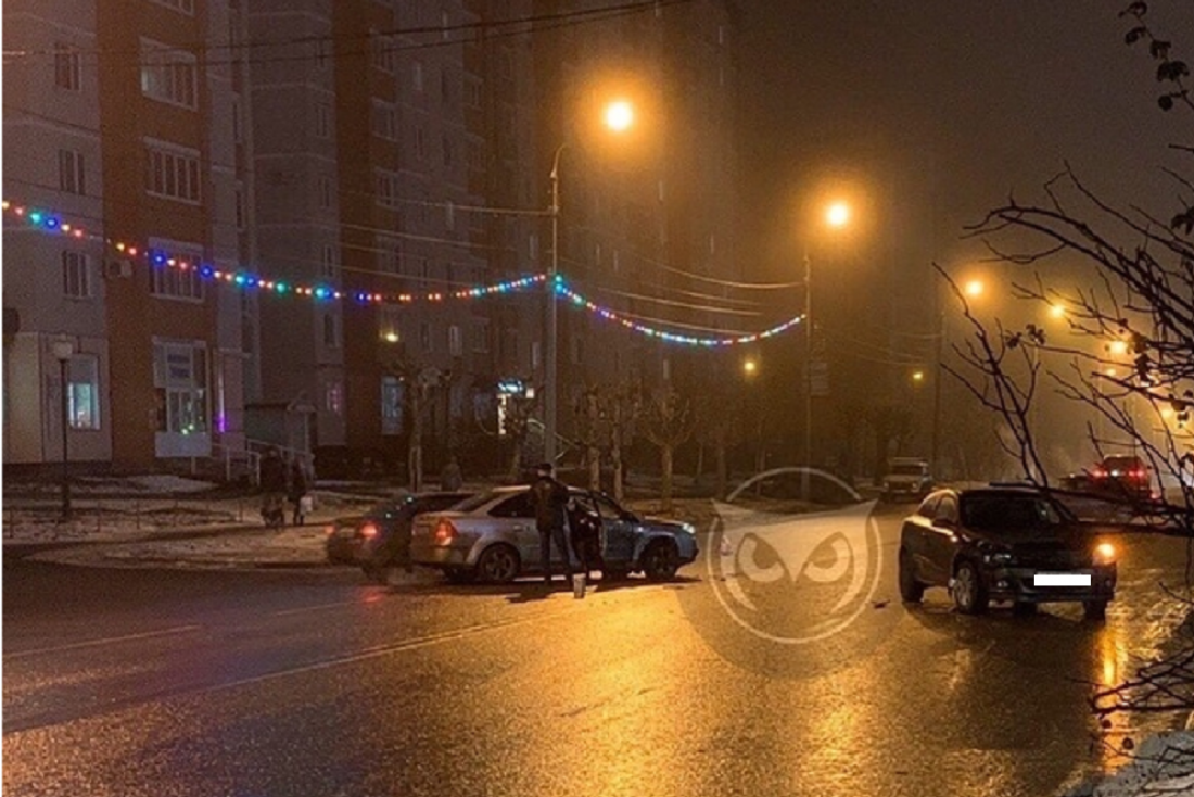 Две столкнувшиеся легковушки перегородили улицу Кижеватова в Пензе