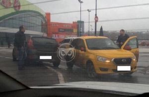 Два авто не поделили дорогу на парковке в Пензе