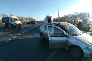 Водителя извлекли из легковой машины после аварии под Пензой
