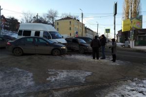 На перекрестке в центре Пензы «ГАЗель» угодила в аварию