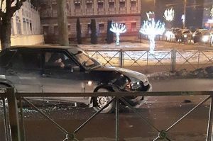 На перекрестке в Пензе «четырнадцатой» в аварии разнесло капот