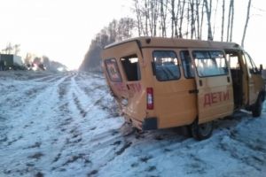 В «ГАЗели», где пострадали пять пензенских школьников, выбило стекло и вмяло заднюю дверь. Фото