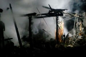 В Никольске 10 пожарных тушили загоревшиеся постройки