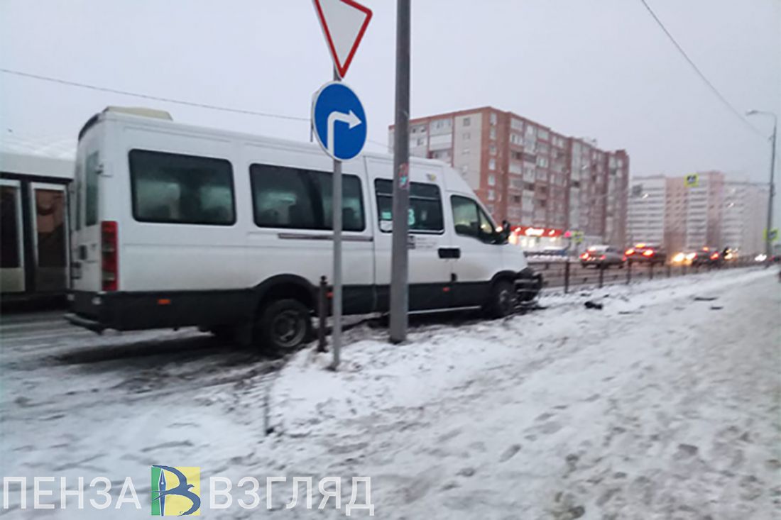 Появилось видео с места ДТП с междугородней маршруткой в Пензе