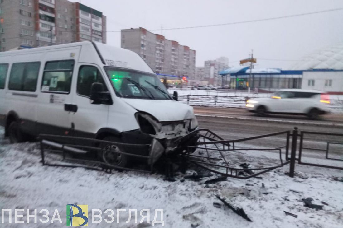 В Пензе междугородняя маршрутка снесла ограждение и изуродовала «нос»