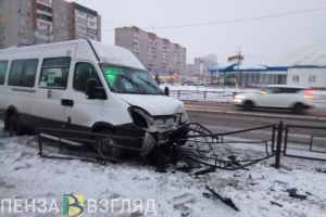 В Пензе междугородняя маршрутка снесла ограждение и изуродовала «нос»