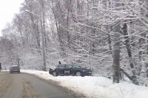 На выезде из Пензы иномарка вылетела с проезжей части