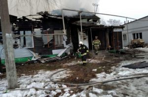 Под Пензой 18 человек тушили вспыхнувшее здание
