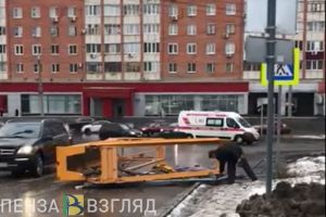 В Пензе на пешеходный переход упала часть строительного крана. Видео