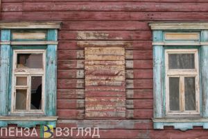 Решила отдохнуть. Пьяная жительница Пензенской области «прорубила» лопатой вход в чужой дом