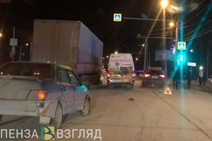 На проспекте Строителей в Пензе произошла тройная авария. Видео