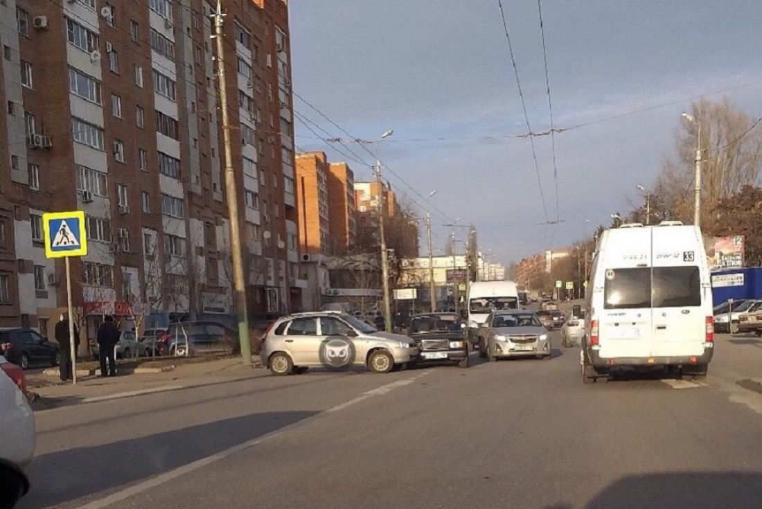 В Пензе на ул. Калинина столкнувшиеся машины загородили дорогу