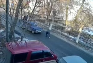На видео попало, как у помогавшего старушке мужчины украли ценную вещь