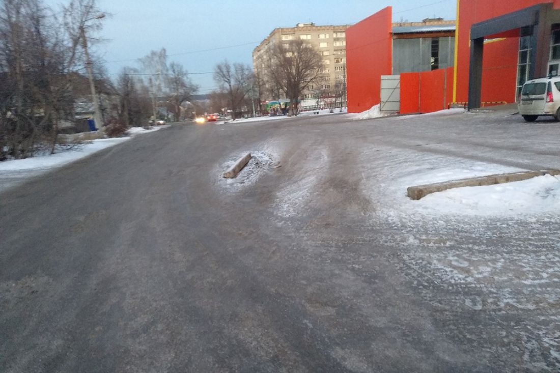 «Возможная причина ДТП». Кузнечане обеспокоены предметом на дороге