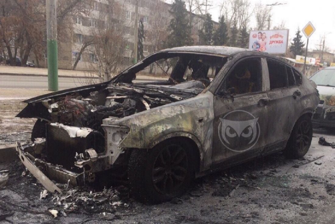 Огонь от вспыхнувшей в Пензе иномарки перекинулся на два авто