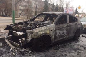 Огонь от вспыхнувшей в Пензе иномарки перекинулся на два авто
