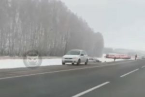 В Пензенской области фура «Магнита» улетела с трассы после столкновения с легковушкой. Видео