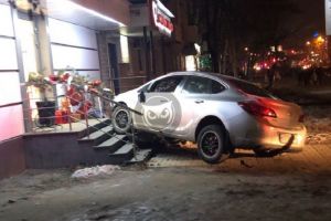 В Пензе иномарка влетела в крыльцо магазина на улице Кулакова