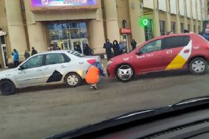 В центре Пензы два «Яндекс. Такси» не поделили дорогу