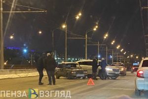 В Пензе на Сурском мосту машины развернуло поперек дороги