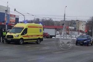 Реанимация и ГИБДД прибыли к месту жесткого ДТП в центре Пензы. Фото