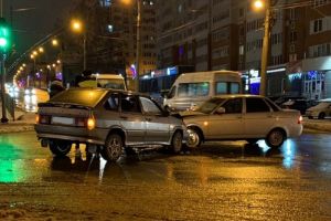 На пензенском перекрестке лоб в лоб столкнулись две легковушки