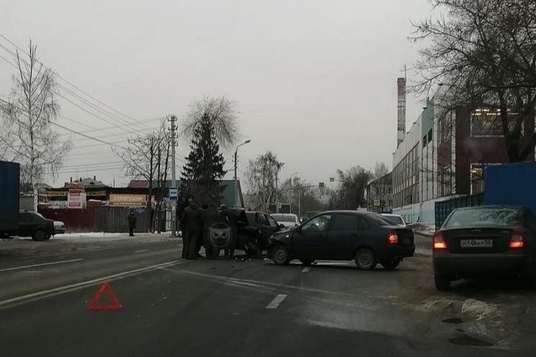 У «Пензы-III» в «Приору» влетел автомобиль. Фото